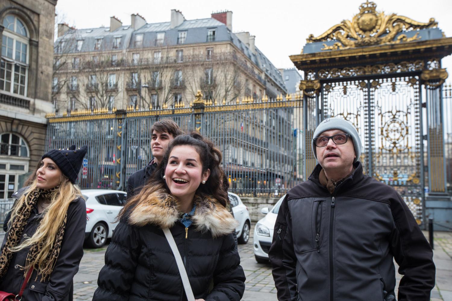 <a href='http://rm9o.spicephoto.com'>博彩网址大全</a> French Professor Pascal Rollet leads students on a study tour in Paris.